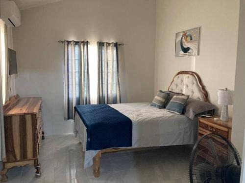 Discovery Bay Casa | Sleeps 4 with Free Parking 15-min to Beach