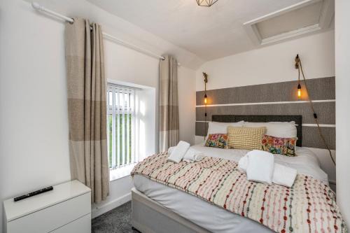 Margam Apartamento | Sleeps 6 - 3 Doubles - 2 Baths - Free Parking