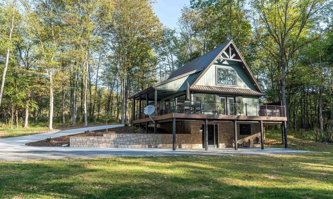 Sugarcreek Casa | Sleeps 8, hot tub, brand new, secluded, Amish Country