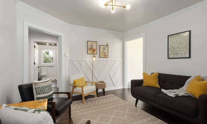 Lee's Summit Casa | Sleeps 8 KingBeds Walkable to Downtown Lees Summit