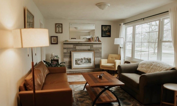 Bloomington Casa | Sleeps 8 | Pet Friendly | Bloomington Bliss