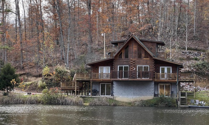 Beattyville Cabina | ¡Nueva cabaña de 3 pisos con gran sala de recreación con bañera de hidromasaje, junto al lago de 7 acres!