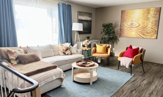 Southeast Edmonton Apartamento | Slip Away to the Galaxy ♥ 10min to DT & UoA ♥ Baby Friendly ♥ Free Parking
