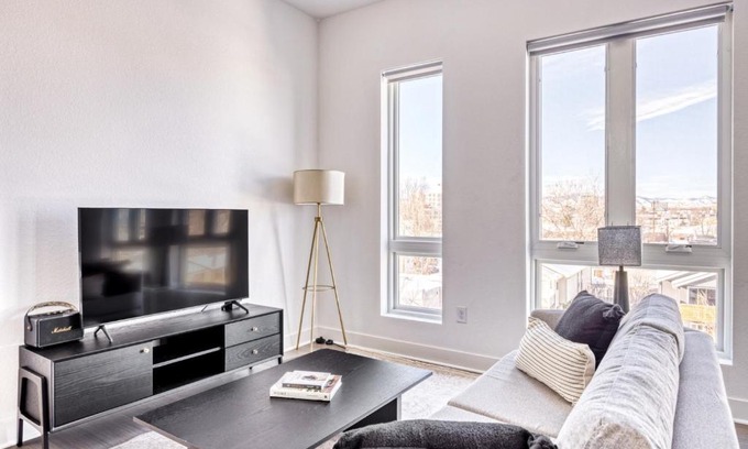 West Colfax Apartamento | Sloans Lake 2BR w Gym WD Roof nr Park DEN-105