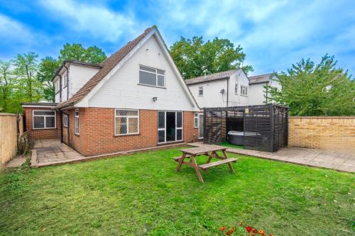 Colnbrook Apartamento | Slough Fun Home with Hot tub, Cine, Garden & Parking