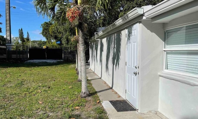 South Miami Casa | SM La Blanca Cheerful 1 Bedroom and Patio