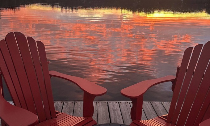 North Kawartha Cabaña | Small group Autumn rate! Ask Family cottage private beach, volleyball, fire pit
