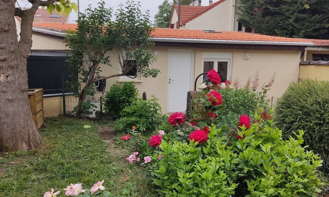 Villeneuve-la-Garenne Casa | Small house with flower garden on the banks of the Seine