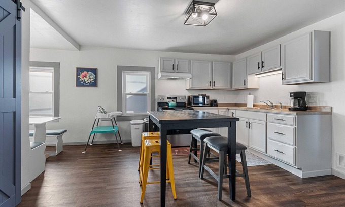 Oconto Casa | Small Town Retreat- 5br- Movie Theater Room