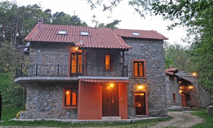 Giusvalla Casa | Pequeño pueblo con 3 piedras Villas en alquiler con terreno 20. 000 m2, para una gran familia