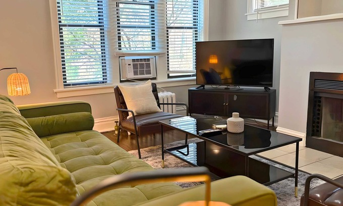 Boystown Apartamento | Smart & Stylish 2-Bedroom Unit
