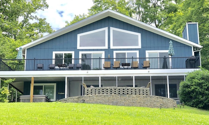High Point Casa | Smith Mountain Lake Waterfront Home W / Hot Tub y Diversión en el agua Extras incluidos