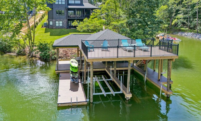 Moneta Casa | SML Sunset Escape~7 Bedroom/5 Bath~Sleeps 18~Hot Tub~Fire Pit~Private 2 Slip Dock~Pet Friendly