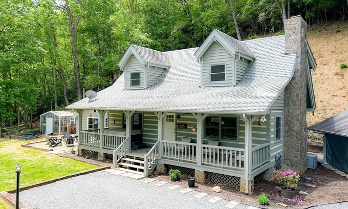 Whittier Cabina | Smoky Mountain Cabin w/ Hot Tub & View | Private - Cherokee & Bryson City