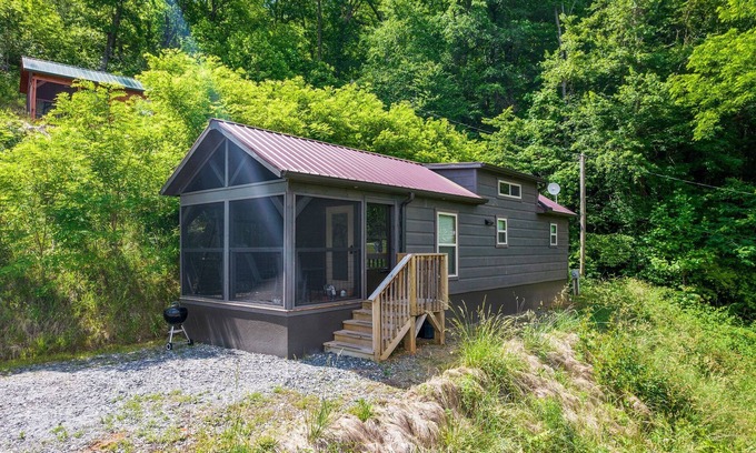 Bryson City Cabina | Smoky Mountain Mist, Tiny Home, Custom Log Cabin, Great Smoky Mountains