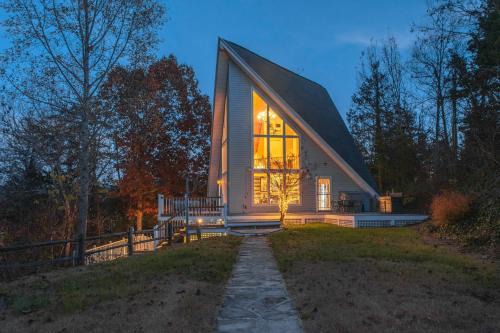 Sevierville Casa | Smoky Mountains Cabin with Lake Access and Game Room!