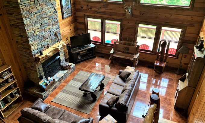 Franklin Cabina | Smoky Mtn Cabin - Hot Tub, Pool Table, Wrap Around Deck, 2x Fire Pits, Starlink