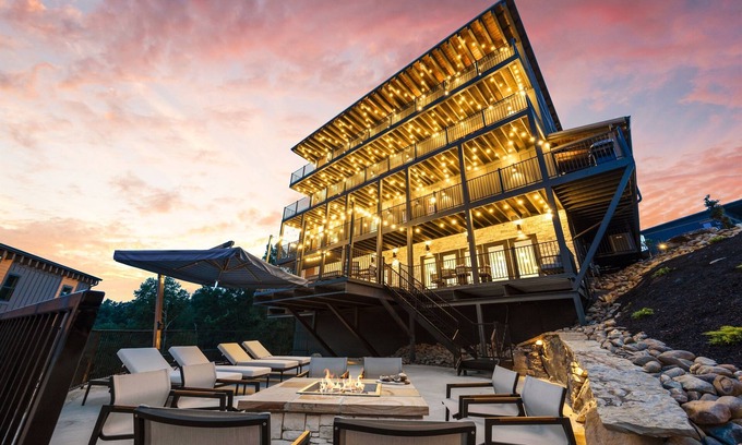 Wears Valley Cabina | Smoky Mtn Ultra Luxury Cabin, 8Bsleeps26, PS5,IndoorPool, Waterpark, Pool Table