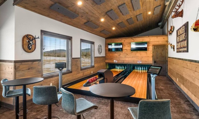 Wears Valley Casa | Smoky Mtn Views - Bowling, Indoor Pool, Theater