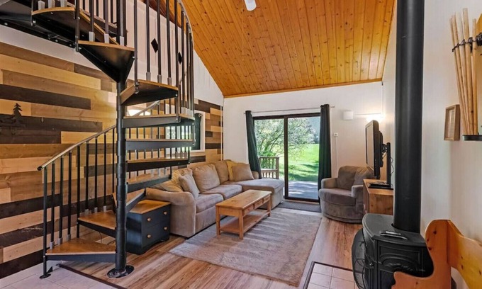 Jeffersonville Condominio | Smugglers' Notch Relaxing Mountainside Retreat
