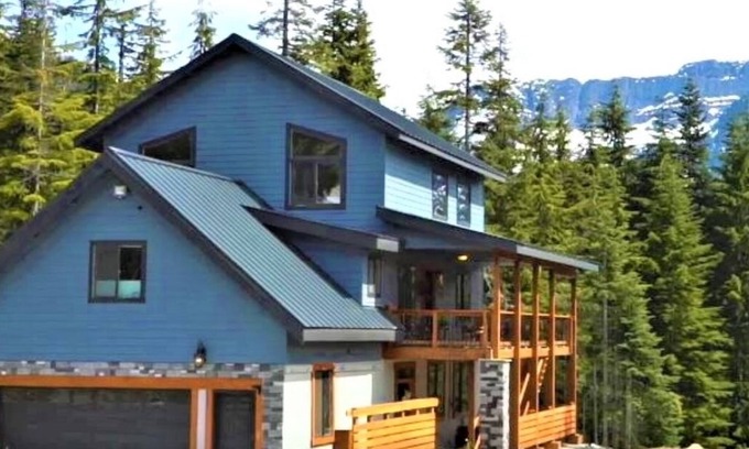 Snoqualmie Pass Casa | Snocabin at Snoqualmie Pass with 6 bedrooms just steps from Lifts/Tubing/Biking