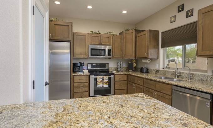 Sunridge Estates Casa | Snow Bird Retreat / King Bed / Arcade/View/RV Pkg/Minutes from River/Casino/Lake