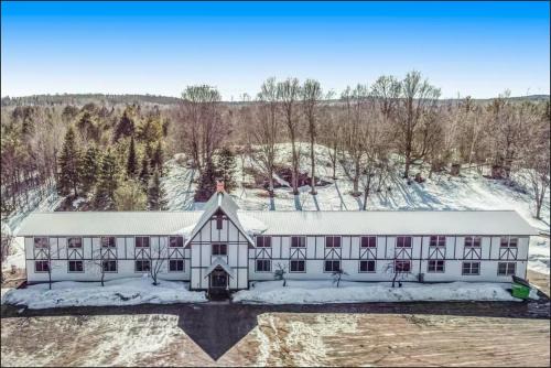 Wakefield Hotel | Snow Chasers Lodge