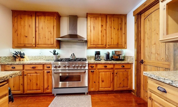 Mammoth Lakes Condominio | Snowcreek VI The Lodges 1130 Pet-Friendly, Beautiful and Spacious, Garage and Washer Dryer by RedAwning