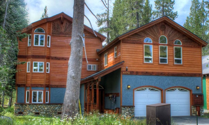 Serene Lakes Casa | 'Snowflake Chalet' Brillante, hermoso y espacioso refugio de montaña en Serene Lakes