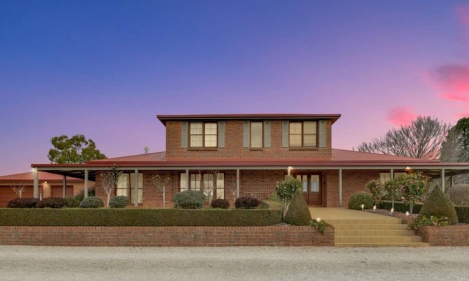 Canobolas Casa | Snowline Retreat | The Ultimate Getaway | Tennis Court & Pool