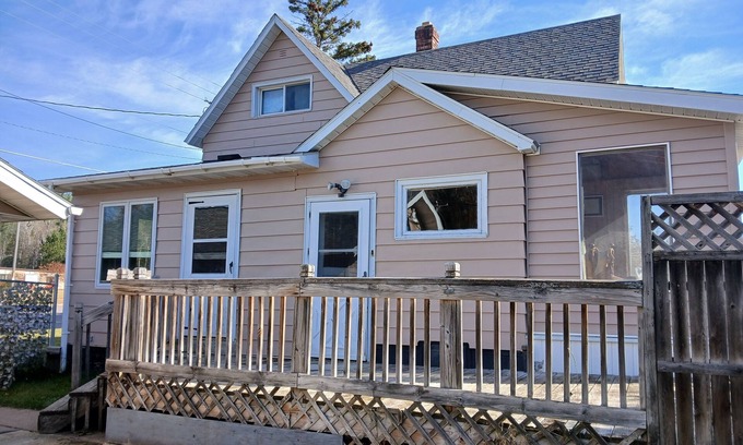Republic Casa | Snowmobile, UTV trails, Fishing in a charming 3-bedroom house in Republic