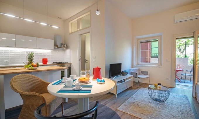 Dorsoduro Apartamento | SNUG APARTMENT WITH PRIVATE COURTYARD M0270422677