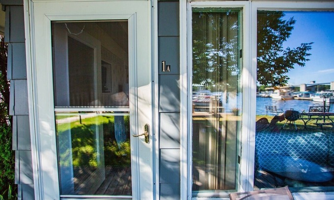 Sturgeon Bay Cabaña | Snug Harbor Inn - Cottage 1A
