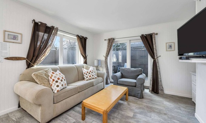 Napeague Apartamento | Snuggly Homey 2BR Beachside Home|TennisWiFiPKGPool