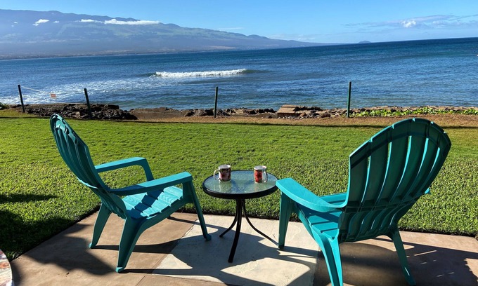 Maalaea Condominio | Desde $ 180 hasta 15 pasos hasta la arena, EN LA PLAYA, nada en frente, enorme Lanai, aire, piscina