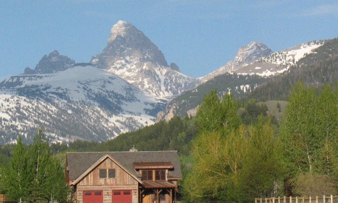 Alta Casa | Sumérjase en la bañera de hidromasaje, relájese junto a la chimenea o practique esquí X-C desde la puerta de atrás