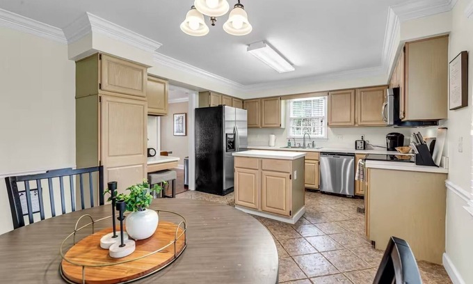 Kernersville Casa | Soaking Tub Fenced Yard Pet-Friendly HD TVs