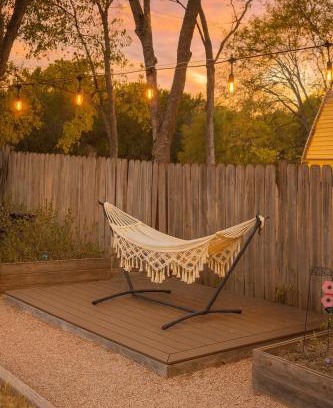South Manchaca Casa | SoCO Playful Home, Yard, Hammock, FirePit, Comfy Beds