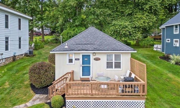 Sodus Point Cabaña | Sodus Bay View Bungalow