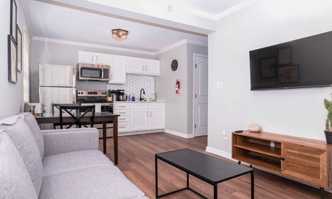 Cottage Line Apartamento | Sojourn 1 BR Beach Home with Private Beach Access