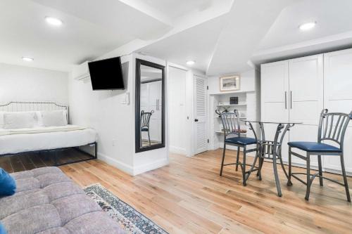 Capitol Hill Casa | Sojourn Charming Lower Level Studio - Capitol Hill