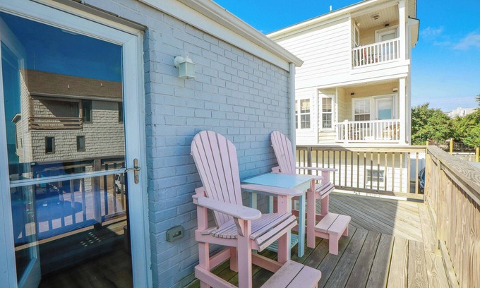 Chic's Beach Apartamento | Sojourn's Sea Views with Balcony Sleeps 6