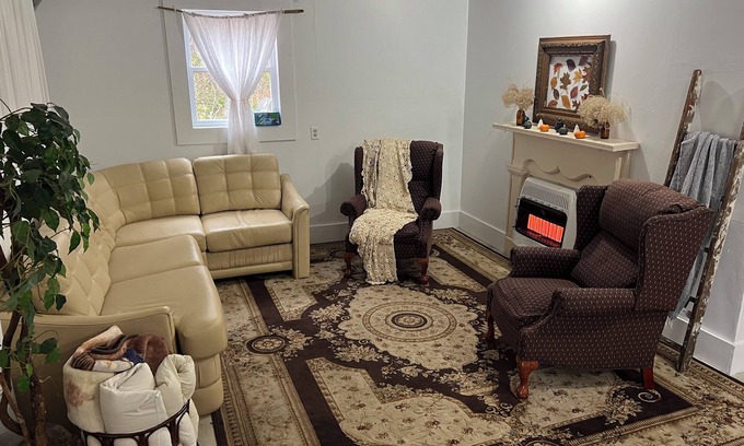 Middlebury Cama Y Desayuno | Solar powered-Charming 1-Bedroom in Middlebury-Breakfast Available On Request