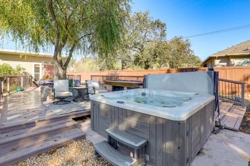Rio Linda Apartamento | Solo Escape with Hot Tub! 10 Mi to Dtwn Sacramento