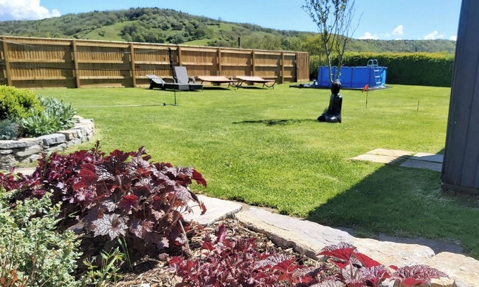 Compton Dundon Cabaña | Somerset, detached cottage, large enclosed garden, outdoor dining, pet friendly!