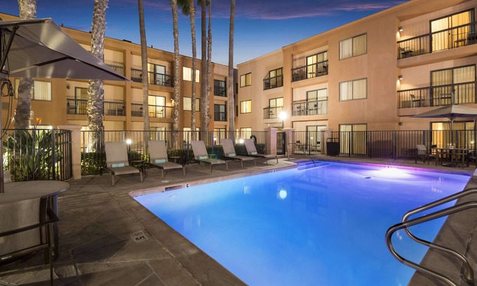 Downtown Village Hotel | Sonesta Select Huntington Beach Fountain Valley
