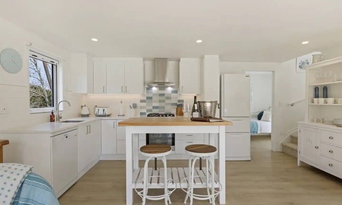 Leigh Cabaña | Songbird Cottage - a luxury dog friendly hideaway