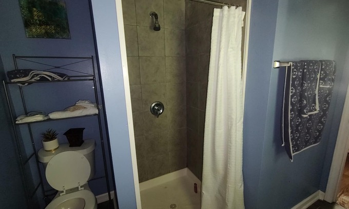 Conover Cabina | Soothing cabin with AC and a hot tub in charming Conover