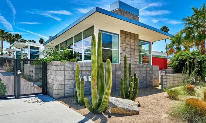 Palm Springs Apartamento | Sophia Oasis Luxe 2BR Condo with Mountain Views