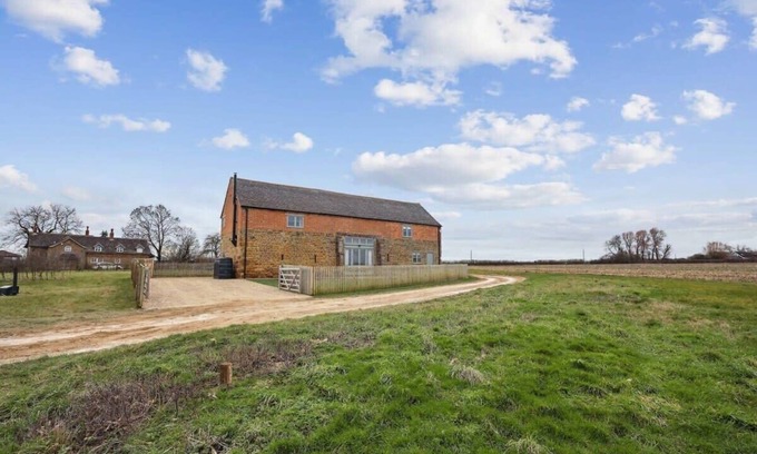 Medbourne Casa | Sophie's Barn - Hot Tub Packages Available